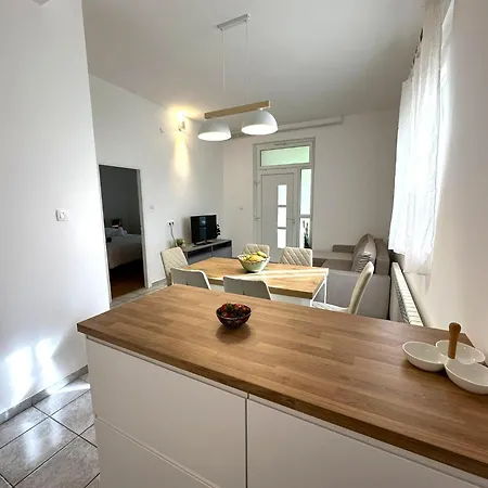 Oleander Garden Apartment *